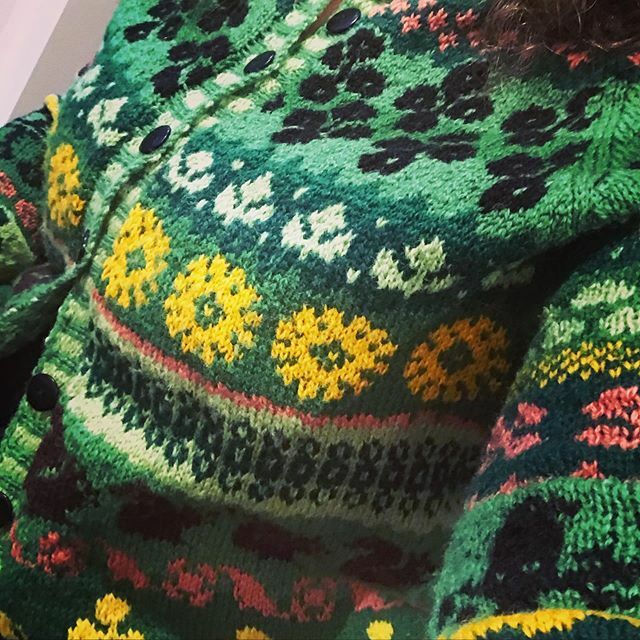 UlricaLoeb's tweet image. Tog senaste verket och gick och fikade. Change is comming står det på ryggen... det gör det, på många sätt. Dottern hade sin feministiska bokklubb på träff i vårt kök idag. Det finns hopp. #hønsestrik #hönsestrikk #strandedknitting #knittersofinstagram #knittingwithamessage