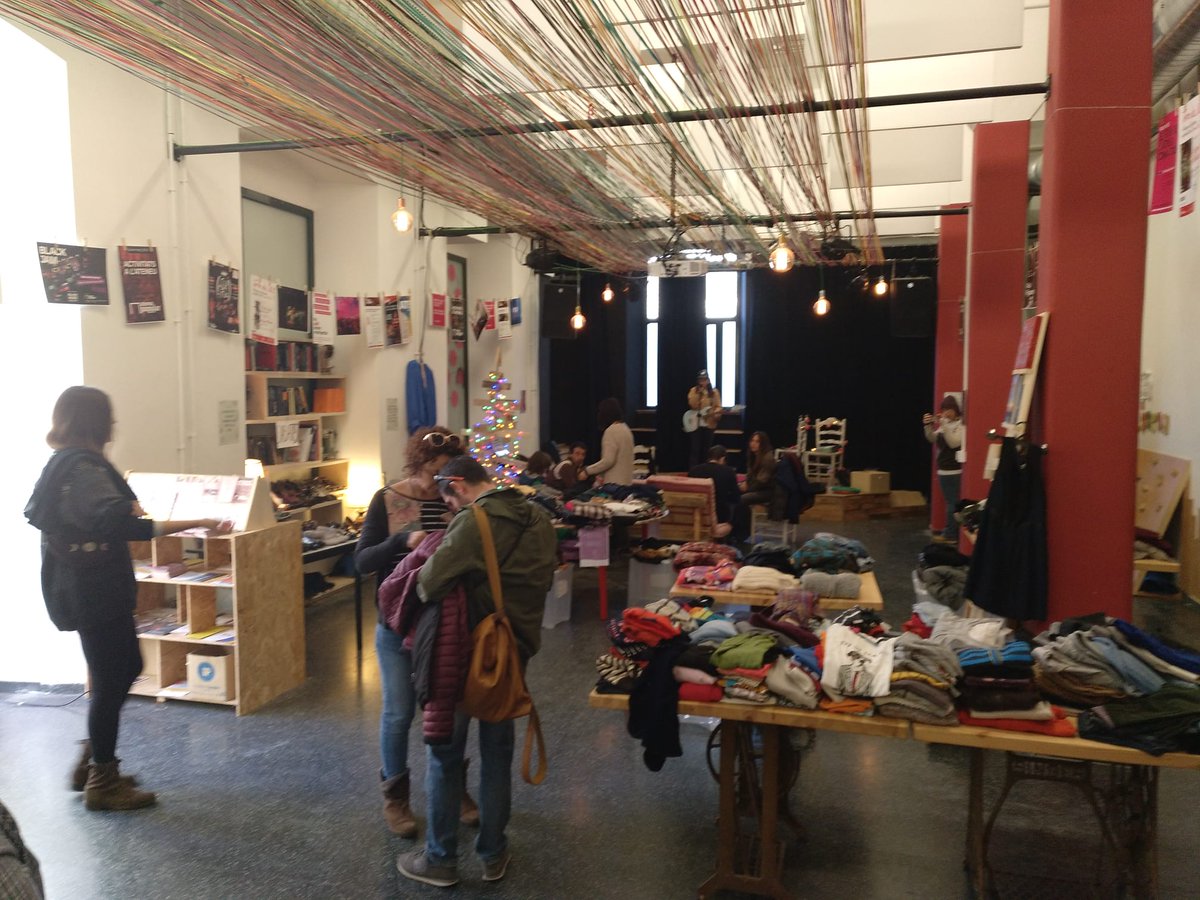 ateneusalt's tweet photo. Molt bon ambient al mercat de 2 mà de #dignaprojectes tot els beneficis van a @ViAcompanyades! 
Per un món més just i més sostenible!

Tot a 1, 2 o 3€! 
Avui fins les 17h!  Veniu vaaaa!!! 

#femAteneuSalt #Salt #tuEtsAteneu https://t.co/UtVus89vPm