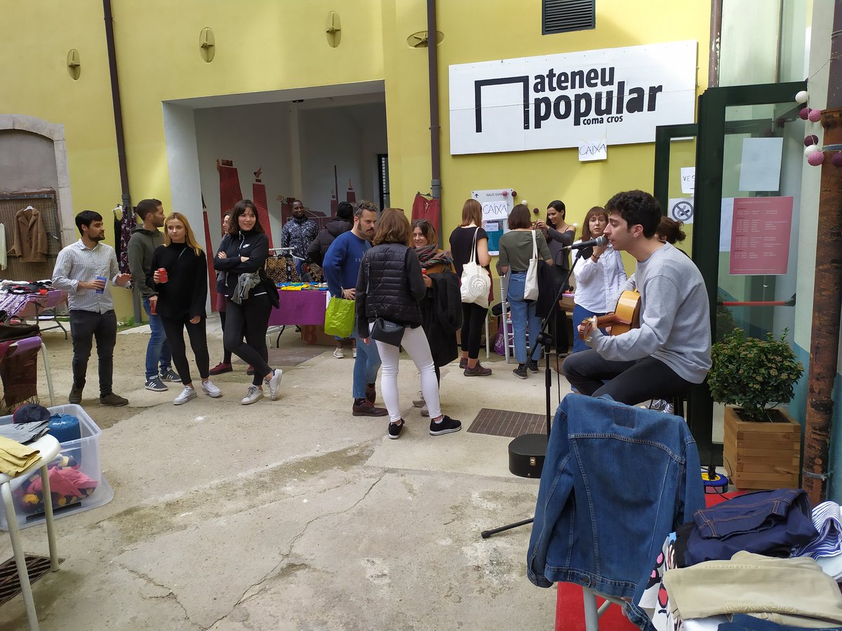 ateneusalt's tweet photo. Molt bon ambient al mercat de 2 mà de #dignaprojectes tot els beneficis van a @ViAcompanyades! 
Per un món més just i més sostenible!

Tot a 1, 2 o 3€! 
Avui fins les 17h!  Veniu vaaaa!!! 

#femAteneuSalt #Salt #tuEtsAteneu https://t.co/UtVus89vPm
