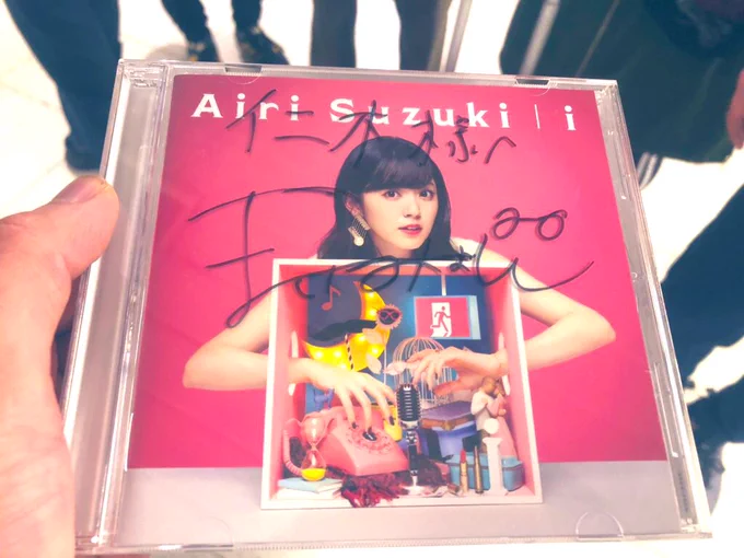 鈴木愛理さんのツアー初日を観に行かせていただきました!ハロプロの宝・・・・
舞台上にも立たせていただいたのですが、今日もまったく目を合わせられず……。
アルバムにサインをいただきたかったのにまいみょんのサインを書かれた結果、大事にしてるタンブラーを出せなくてめちゃめちゃ後悔してる。 