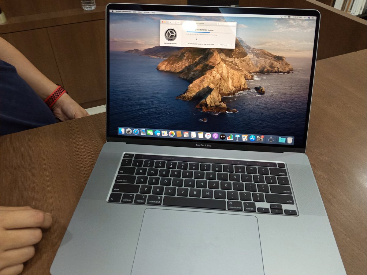 ariffmac's tweet photo. Hands-on #MacBookPro16 https://t.co/9p0UemCuLF
