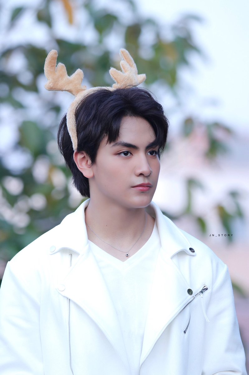 StoryJN's tweet photo. วันนี้มาในคอนเซ็ป เจ้าชายน้ำแข็งที่ยืนกลางแจ้ง😅

@ChenRcj 
#ดราก้อนจุง 
#URAIxTheSixMoonsxBEAUTRIUM https://t.co/Yj0CoEeNPZ