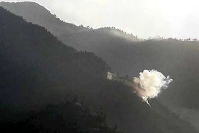 Safe_WorldInfo's tweet image. #LoCUpdate #NeelamValley, #Athmuqam &amp;amp; #Keran sector 3 more #IndianArmy's posts have got direct hit by mortar shells fired in retaliation from #PakArmy,clouds of smoke can be seen clear of rubble of posts.

There are huge Indian lose in #Bagna village of #LOC
