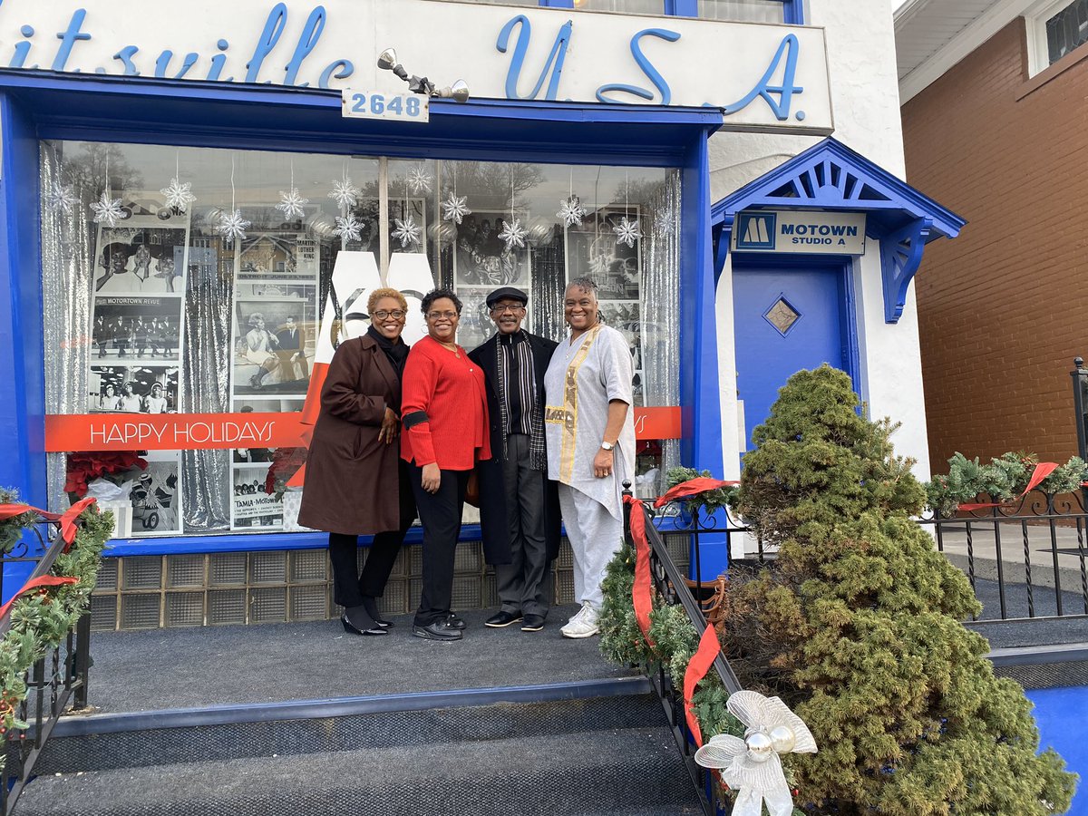 DETROITrightnow's tweet photo. National Dental Association’s Leadership was in Detroit volunteering their time and skills to the community. Special thanks to @Mstoobold 4 bringing them out play @thehenryford @Motown_Museum #rosaparksbus #ItsGoTimeDetroit @MGMGrandDetroit https://t.co/MyWcy40paX