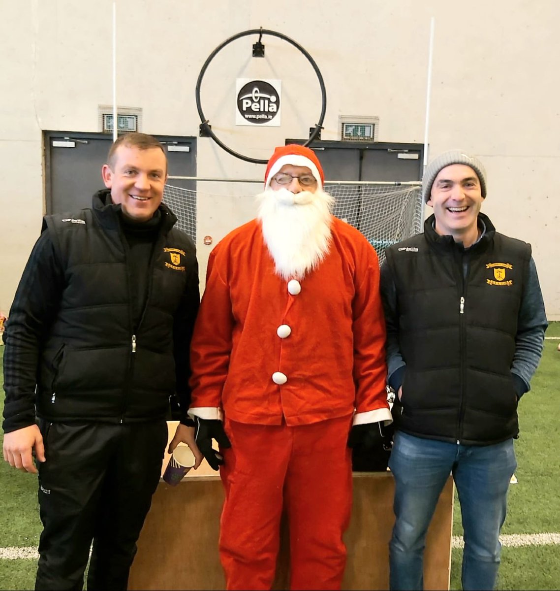 QuigleyDamian's tweet photo. Great to have Santa and his two little elves at Buzzy Bees this morning. A brilliant mornings fun was had by everyone. Thanks to all parents who brought down refreshments. Have a great Christmas and I hope you all get what you wanted from Santy🐝🐝🐝@RathnureGAA @wexgaacoaching https://t.co/9gFWDeXH7j