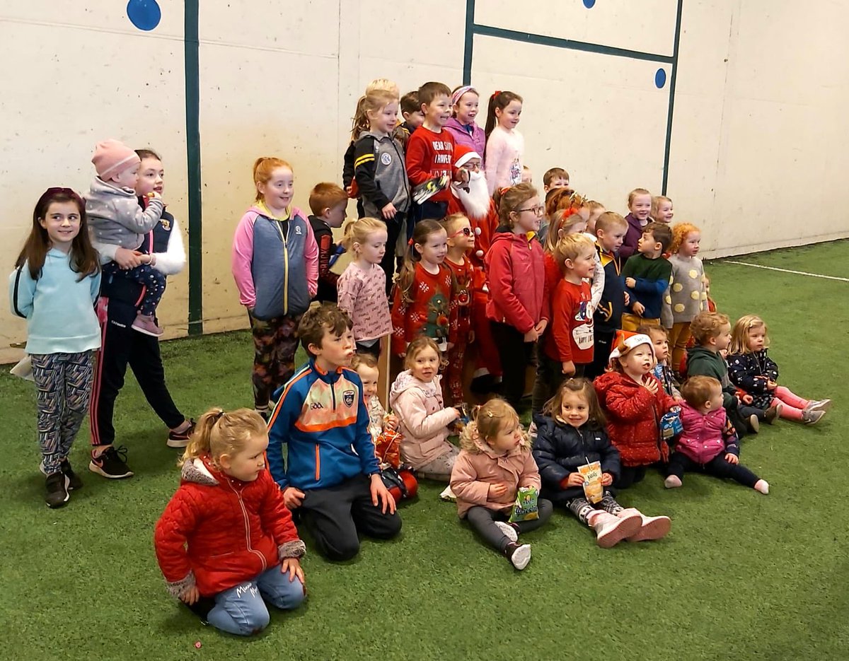 QuigleyDamian's tweet photo. Great to have Santa and his two little elves at Buzzy Bees this morning. A brilliant mornings fun was had by everyone. Thanks to all parents who brought down refreshments. Have a great Christmas and I hope you all get what you wanted from Santy🐝🐝🐝@RathnureGAA @wexgaacoaching https://t.co/9gFWDeXH7j