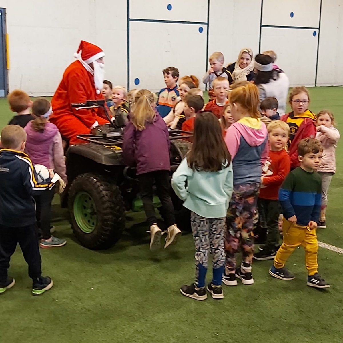 QuigleyDamian's tweet photo. Great to have Santa and his two little elves at Buzzy Bees this morning. A brilliant mornings fun was had by everyone. Thanks to all parents who brought down refreshments. Have a great Christmas and I hope you all get what you wanted from Santy🐝🐝🐝@RathnureGAA @wexgaacoaching https://t.co/9gFWDeXH7j