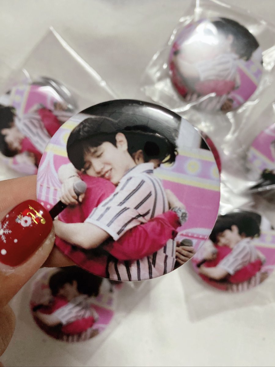 giveawaybywhale's tweet photo. ทุกคนมาเล่นกันเถอะ แคปซีนที่ประทับใจพร้อมบอกเหตุผล ติด #DarkBlueKissEP11 #��าฬแจก แจก 15 รางวัล ปิดพรุ่งนี้ 10 โมงเช้า
- พวงกุญแจ #พีทเก้า แจก 5 ยอดรีสูงสุด และ สุ่มแจก 5 รางวัล
- พวงกุญแจ #ซันหมอก แจก 5 ยอดรีสูงสุด 
สำหรับเข็มกลัดแจกคู่ทุกรางวัลจ้า :) https://t.co/bD6WkqLts0