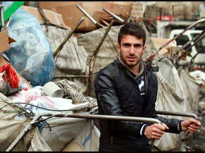 Adım Muhammet. On dokuz yaşındayım. Atık kağıtlar topluyorum ve Kızılay`dan Ulus`a kadar üç kez yürüyerek gidip geliyorum her gün. Beş arkadaşımla kalıyorum iki göz odalı bir evde. Onlar atık kağıt toplamıyor. Mevlüt inşaatta çalışıyor mesela, Hüseyin halde hamallık yaparken,