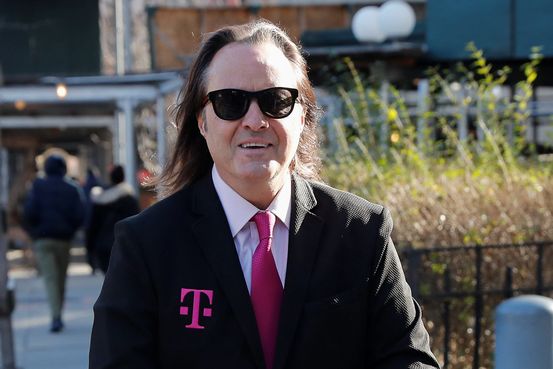 alanj7834's tweet photo. DOJ, FCC Support T-Mobile, Sprint in Antitrust Fight With States 
 The Justice Department and Federal Communications Commission filed court papers criticizing a lawsuit by state attorneys general that seeks to block the merger of T-Mobile with Sprint. 
 https://t.co/pknTfLHvRt https://t.co/gdXK0aBL7V