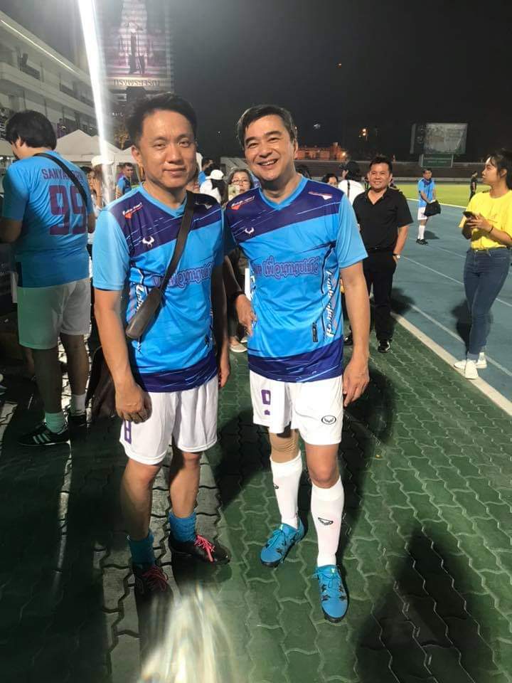 SuraiST's tweet photo. วันนี้ดู live คุณน้า เตะบอล เหงื่อออกดูสดชื่นมาก😍😍😍 คุณน้าต้องไปเตะบอลให้บ่อยๆ แล้วค่ะ⚽⚽⚽
ทำงานเสร็จ แล้วเตะบอล 👌👌

พี่มาร์ค-ทนายเชาว์
พี่มาร์ค-วอลเปเปอร์

#อภิสิทธิ์เวชชาชีวะ
#AbhisitVejjajiva https://t.co/2T2LOeHN8b