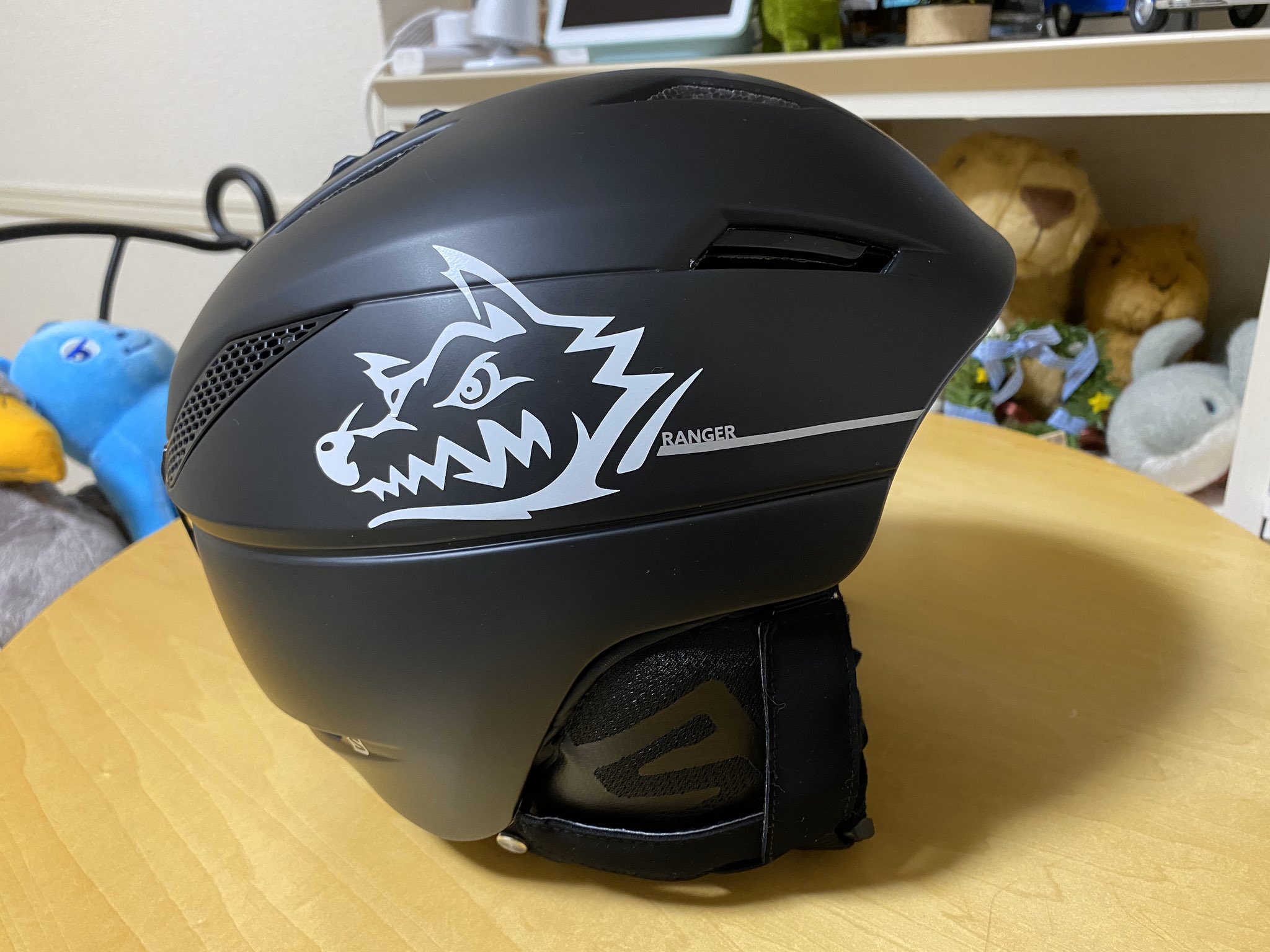 Emizo Twitterissa スキーヘルメットにステッカーチューンしましま ﾟdﾟ ｶﾞｳｶﾞｳ