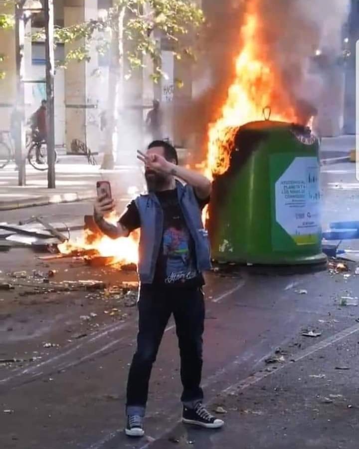 informetierra's tweet photo. ¿Cuál es el sentido de quemar un recipiente de reciclaje y que además se celebre con selfie?. Estupidez extrema. https://t.co/VxA0IduFTG