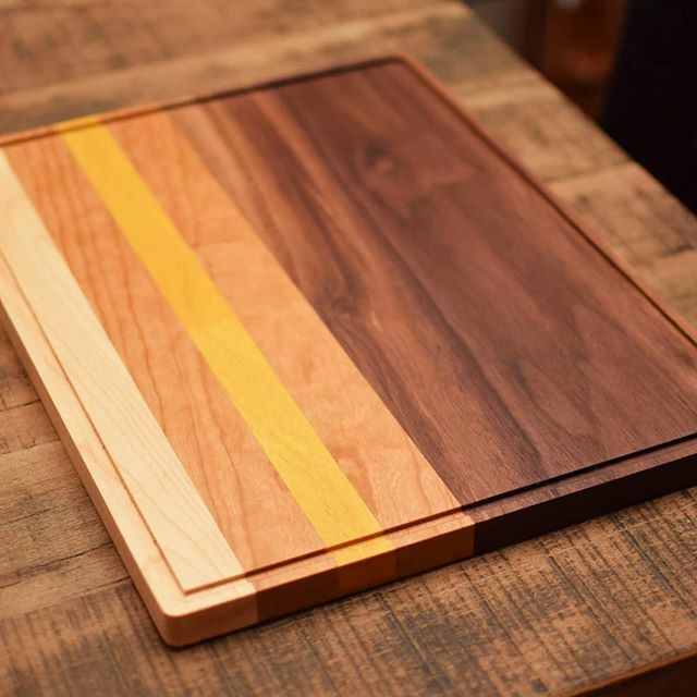 NashvilleinaBox's tweet photo. Striped hardwood cutting board with juice groove. Beautiful serving tray.  #cuttingboard #servingtray #cheeseboard #etsy https://t.co/xxFjTjcjZl https://t.co/J14c3uAi1B https://t.co/KLQhHkJ9LG