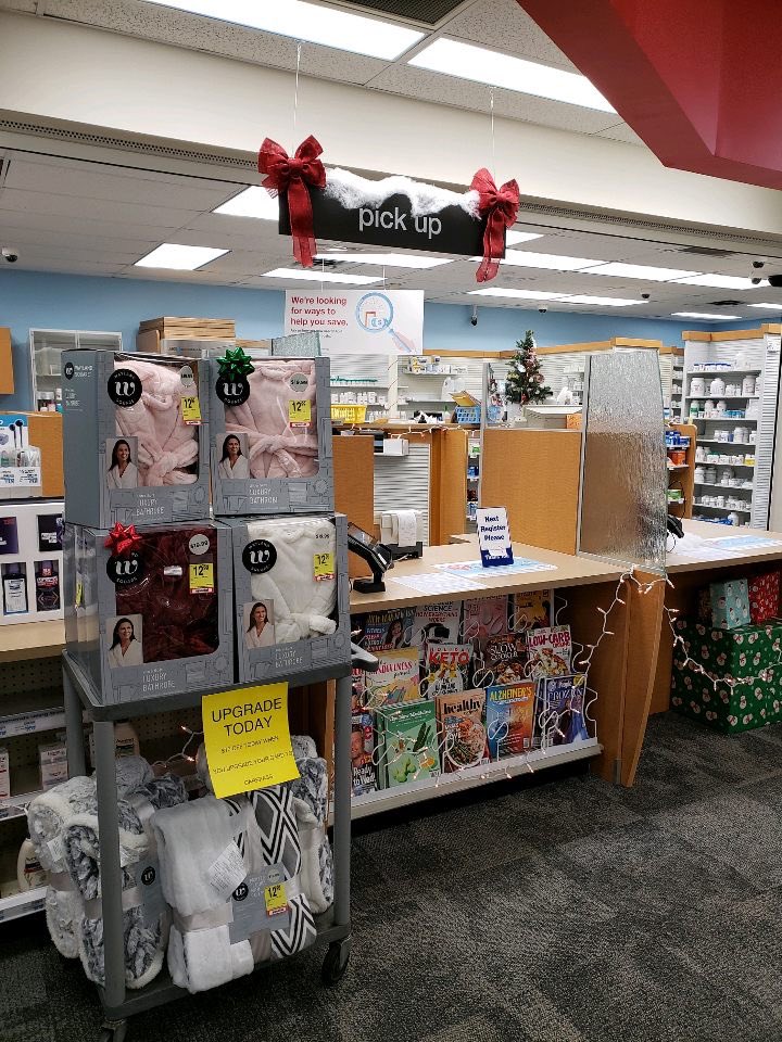 DrJoPharmD's tweet photo. Only 4️⃣ shopping days left! 🎄🎄. Visit your local @CVSHealth where the 🧤🧤 are off and the deals are 🔥🔥! #R36ION https://t.co/pYHx5ozdEF