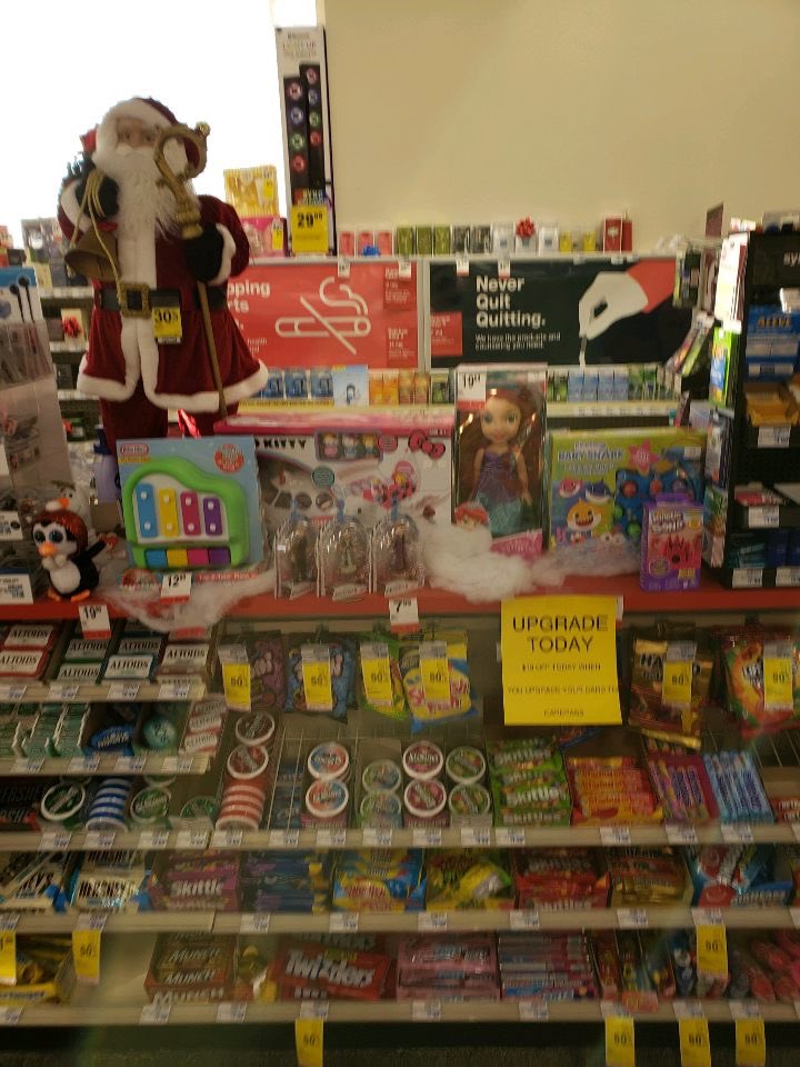 DrJoPharmD's tweet photo. Only 4️⃣ shopping days left! 🎄🎄. Visit your local @CVSHealth where the 🧤🧤 are off and the deals are 🔥🔥! #R36ION https://t.co/pYHx5ozdEF