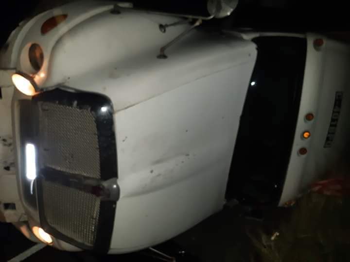 Lamentable 20 a 25 fallecidos y 26 heridos accidente ruta Atlántico Km 172.5 Guatemala. Según notas, irresponsabilidad piloto trailer iba ebrio, alta velocidad embistió bus. Urge ley severa y aplicación. QDEP víctimas, condolencias a sus familias y q se recuperen pronto heridos