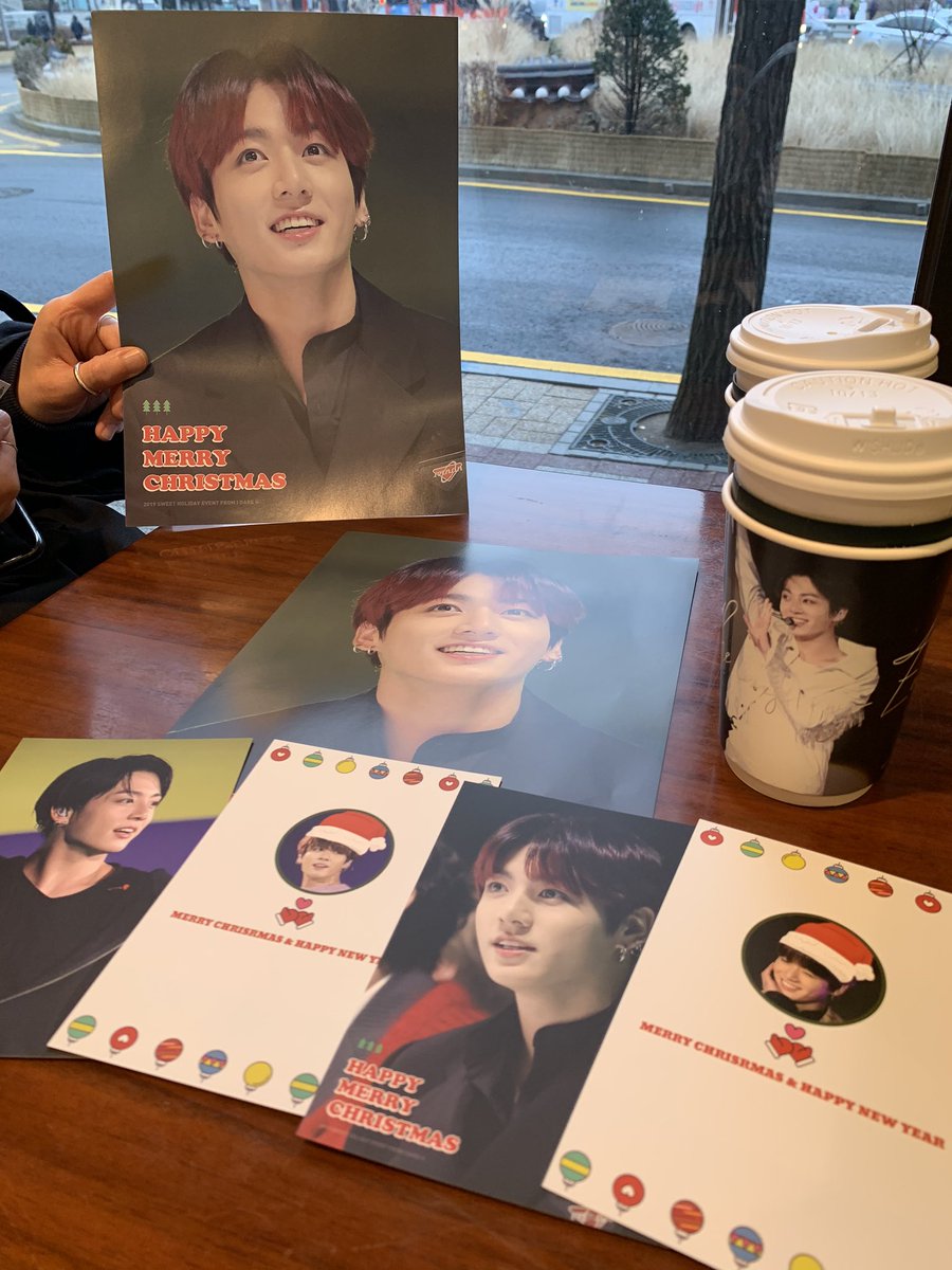 maumpongMoreBTS's tweet photo. 꾸꾸당 대기하는 동안 라떼 마시면서 따뜻하게 몸도 녹였어요 🤎 앞꾹 뒷꾹 모두 소중하다 예뻐 ˃̵ᴗ˂̵ @IDAREU_JK 감사합니다! 메리크리스마스 💚❤️💝 https://t.co/iRxarZqmE2