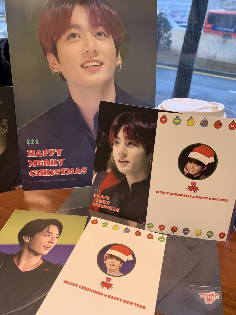 maumpongMoreBTS's tweet photo. 꾸꾸당 대기하는 동안 라떼 마시면서 따뜻하게 몸도 녹였어요 🤎 앞꾹 뒷꾹 모두 소중하다 예뻐 ˃̵ᴗ˂̵ @IDAREU_JK 감사합니다! 메리크리스마스 💚❤️💝 https://t.co/iRxarZqmE2