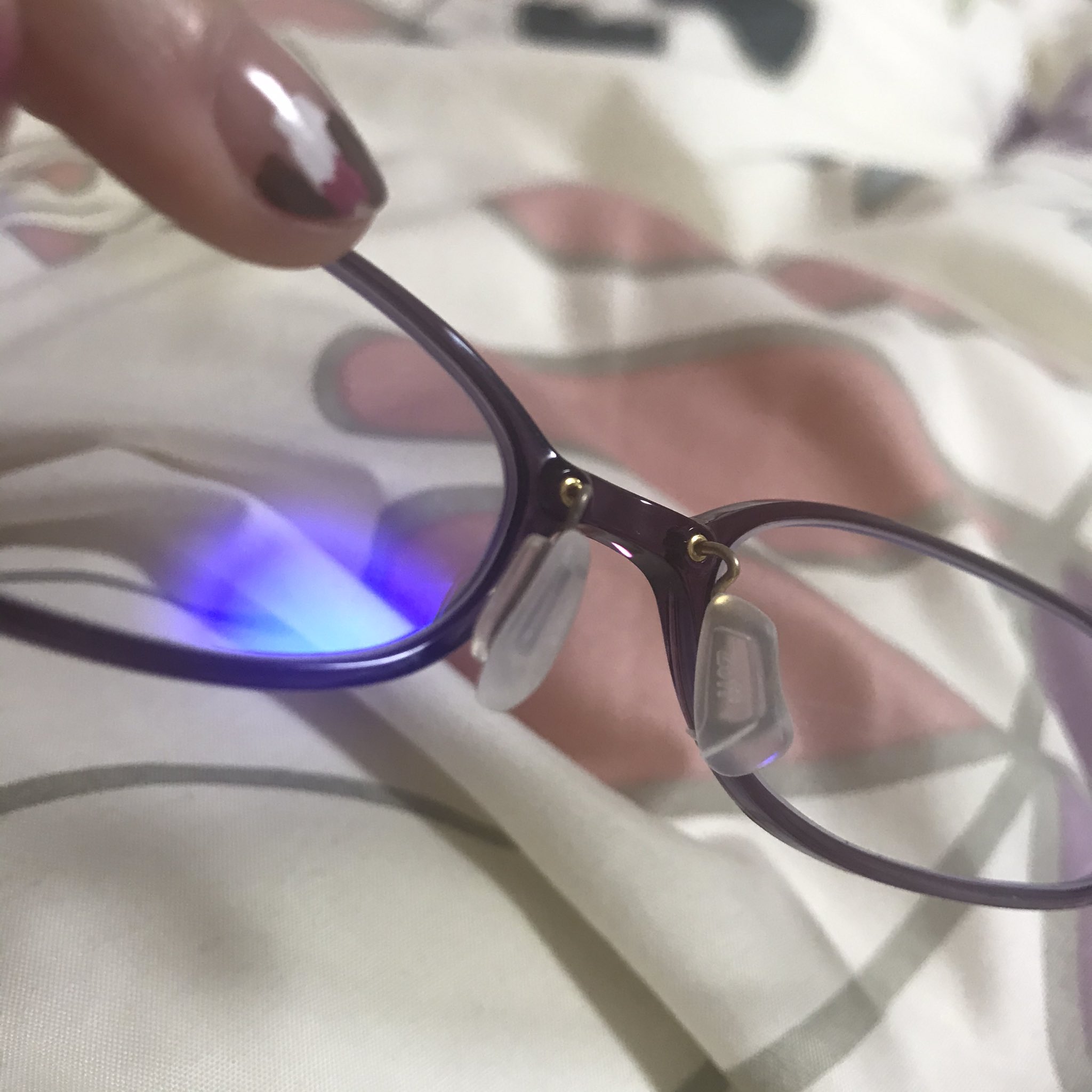 ひなたん Zoff Smartのシリコン鼻パッドが毎日メガネしてても跡つかなくて大好きなんだけど 空洞部分の穴にだんだんファンデが入ってきちゃうので定期交換 心なしかかけ心地もよくなった