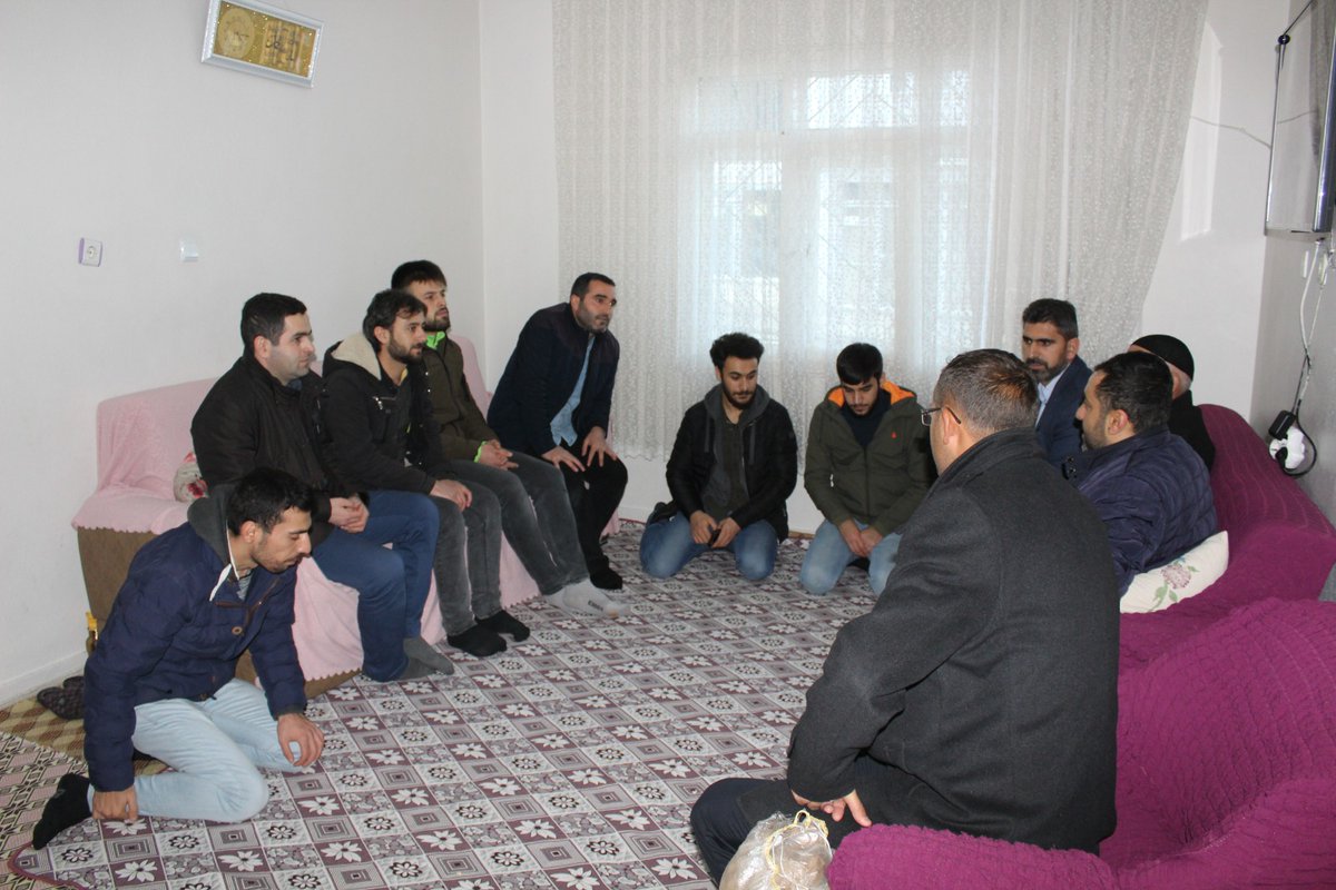 MusKYGM's tweet photo. Danişmend Gazi Yurdu Öğrencilerimiz ve Manevi Danışmanlarımız Gönül Bağı Etkinlikleri kapsamında mütevazi bir ailemizi ziyaret ettiler. Elleri boş gitmediler. Hediyeler...Büyüklerin ellerinden öptüler. Bir süre sohbet ettikten sonra hayır dualarını aldılar 👏👏👏
#BenimYurdumKYK https://t.co/ngAmsMAWBJ