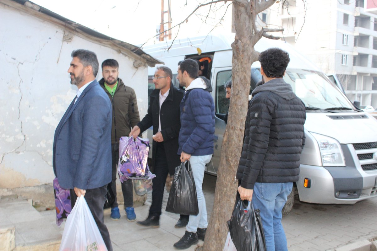 MusKYGM's tweet photo. Danişmend Gazi Yurdu Öğrencilerimiz ve Manevi Danışmanlarımız Gönül Bağı Etkinlikleri kapsamında mütevazi bir ailemizi ziyaret ettiler. Elleri boş gitmediler. Hediyeler...Büyüklerin ellerinden öptüler. Bir süre sohbet ettikten sonra hayır dualarını aldılar 👏👏👏
#BenimYurdumKYK https://t.co/ngAmsMAWBJ