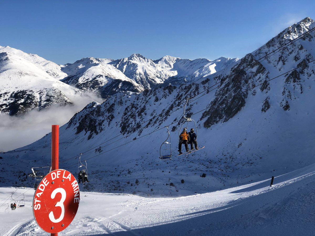 diaridelaneu's tweet photo. Bon dia des de @portepuymorens ! Magnífic dia i bona neu en cotes mitges i altes. Poquets esquiadors 🤷🏻♂️ ⛷🏂 esquiem equipats amb @HellyHansen i en deixem constància amb @Skitude #estemapistes #hhalive #ihaveskitude @Les_Pyrenees_ES @atout_france https://t.co/DhzFbiF6rq