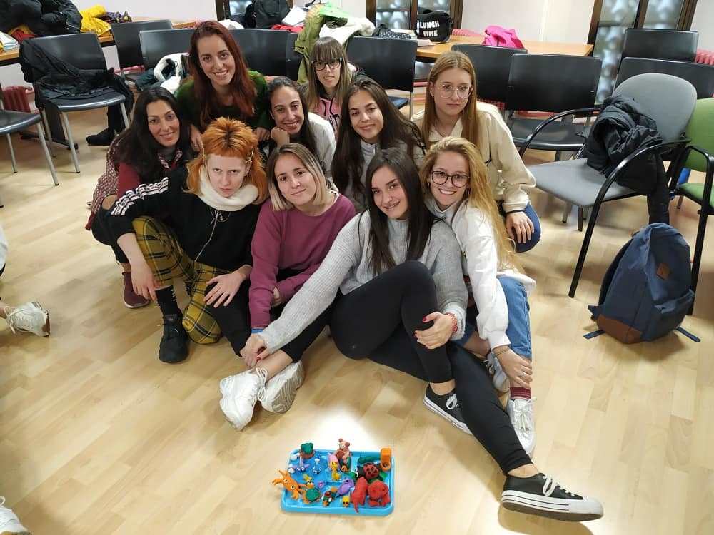 EALA_Alcala's tweet photo. Aquí os dejamos fotos de la sesión que tuvimos de creatividad. Muy 🔝 https://t.co/6QNW86mI6n
