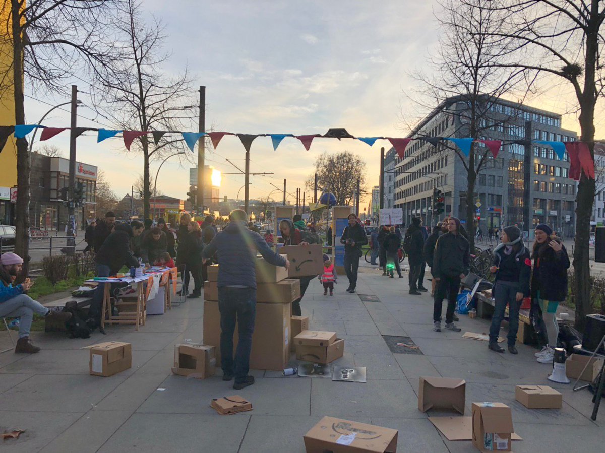 berlinvsamazon's tweet image. 100+Leute bei unserem ersten Aktionstag gegen den geplanten #amazon-Tower in #Berlin. Nachdem unser Bär den Turm aus Amazon-Paketen symbolisch umboxte🥊, posiert er nun mit Kundgebungsteilnehmer*innen und deren Messages gegen Amazon. 📢✊🏿👇🏽#BerlinVsAmazon #fightthetower