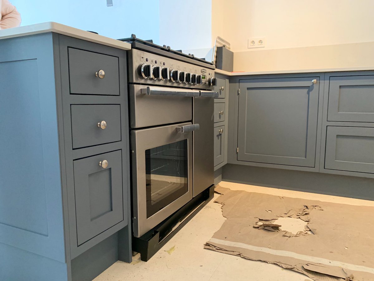 painted_kitchen's tweet photo. We’ve finished! Well we have, other trades still to go in - an elegant inframe solid timber #handpainted kitchen in #WolfGray #centrohistorico de #Malaga @joebayleyspain https://t.co/YnwZ3ulsql