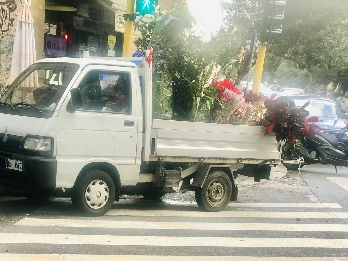romolog's tweet photo. Quasi ogni incrocio la sua ape, sulle strisce, in curva, uomo dormiente all’interno, nessuno fa niente da tempo. 😡😳#abusivismo #roma #secondomunicipio @virginiaraggi @romafaschifo @PLRomaCapitale https://t.co/g1U0KuL7ua