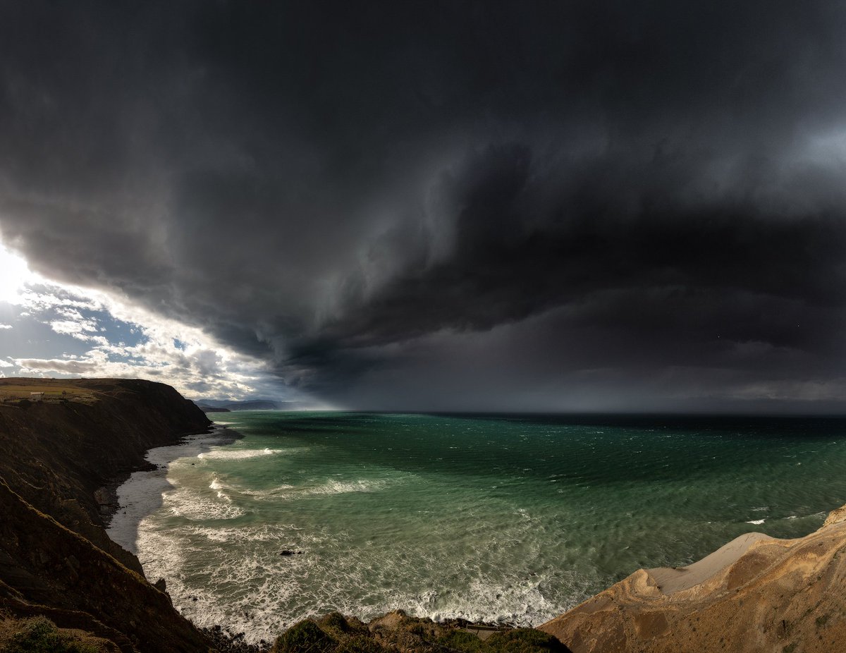 Ésta es la intensa galerna ha afectado a toda la costa vasca este sábado. Imagen desde Barrika (Bizkaia)