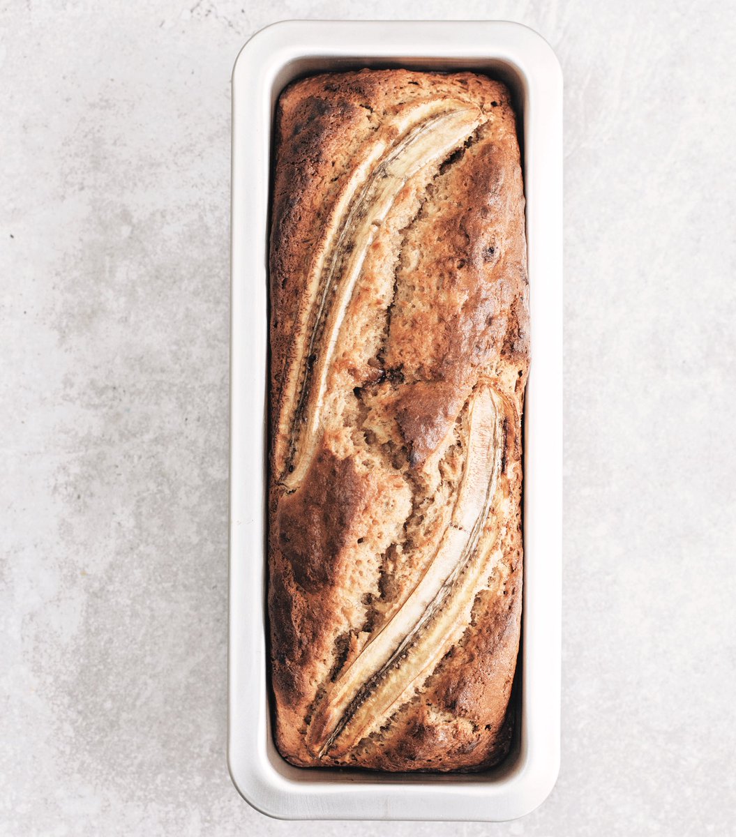 For this peanut butter banana bread, swirling in peanut butter adds a sweet-and-salty contrast that works so well. Sub in almond butter for a mellower flavour. wp.me/p4Mio9-1Y2 #TheNewWayToCake @bakedbybenji #bananabread #peanutbutter #vegan #plantbasedbaking