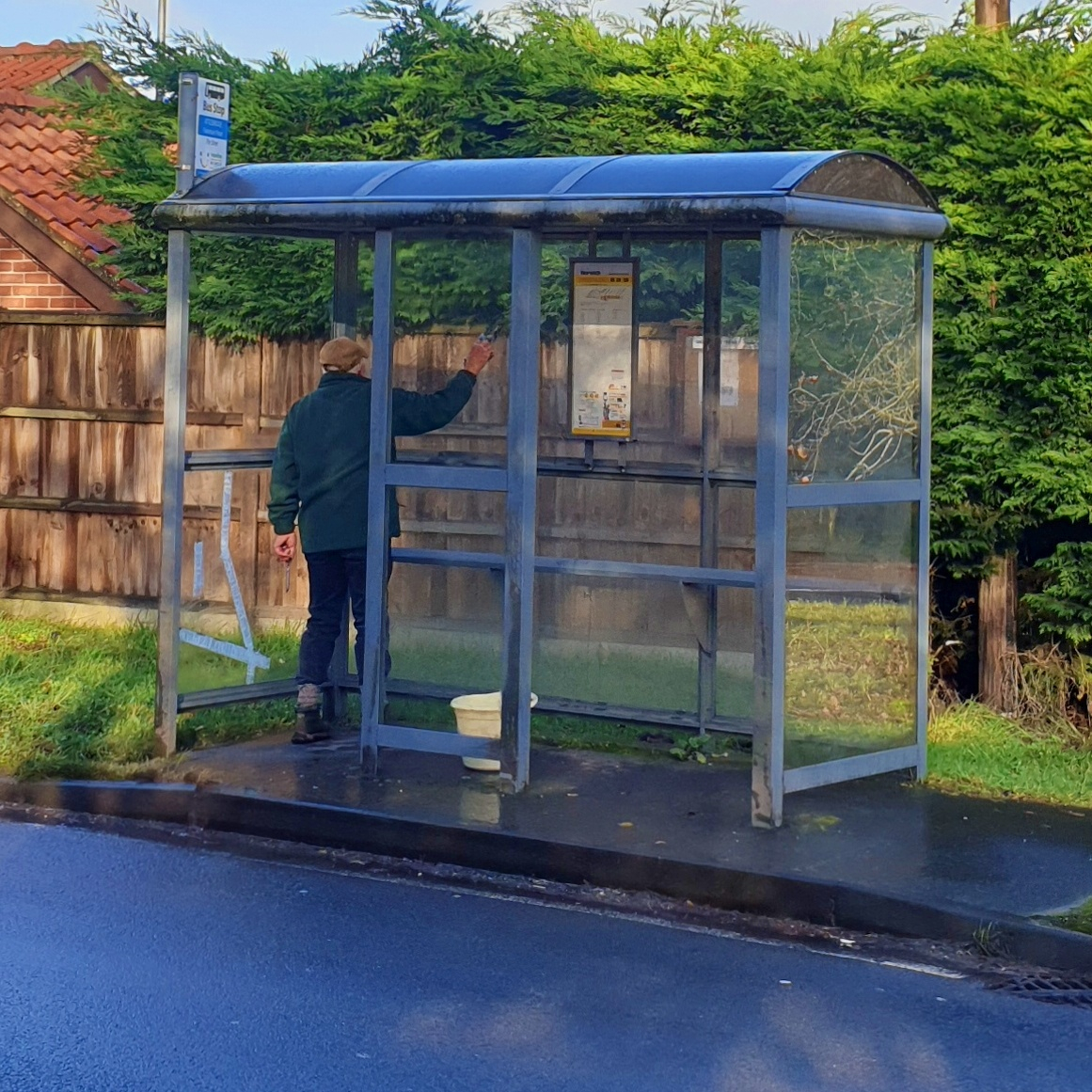 Driving home last weekend I spotted John, a local chairman doing his bit by cleaning the local bus stop in Attlebridge, #norfolk

Wouldn't the World be a better place if we all took ownership of little tasks in our local communities?

#tidymeapp  #fortheplanet #giveback