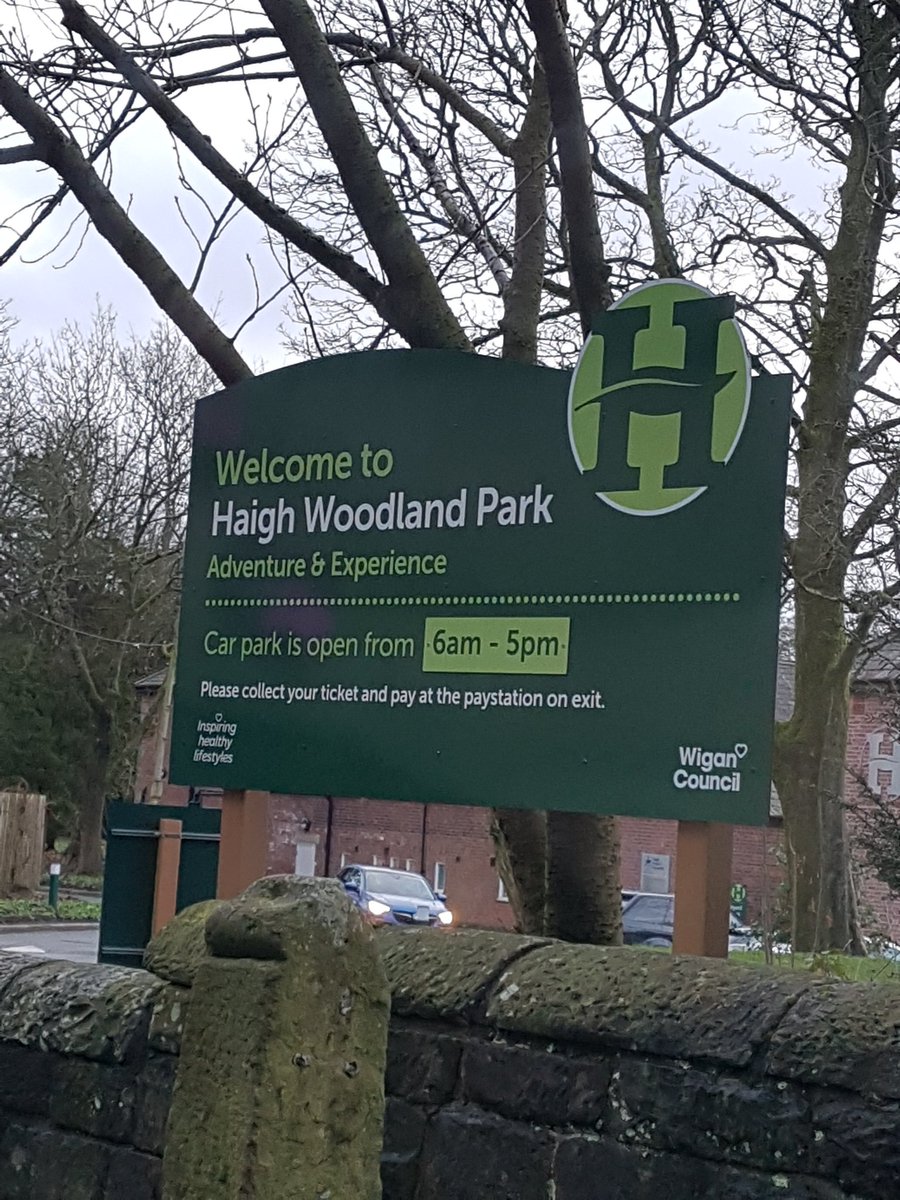 ktp_kate's tweet photo. Carols in the Courtyard! Arrived before 1pm, main carpark closes at 3pm 🤔 Really? Last band performance at 2.30 🤨Cars everywhere! Bad planning @WiganCouncil #disappointed #notveryfestive https://t.co/IDoJUW3QfZ