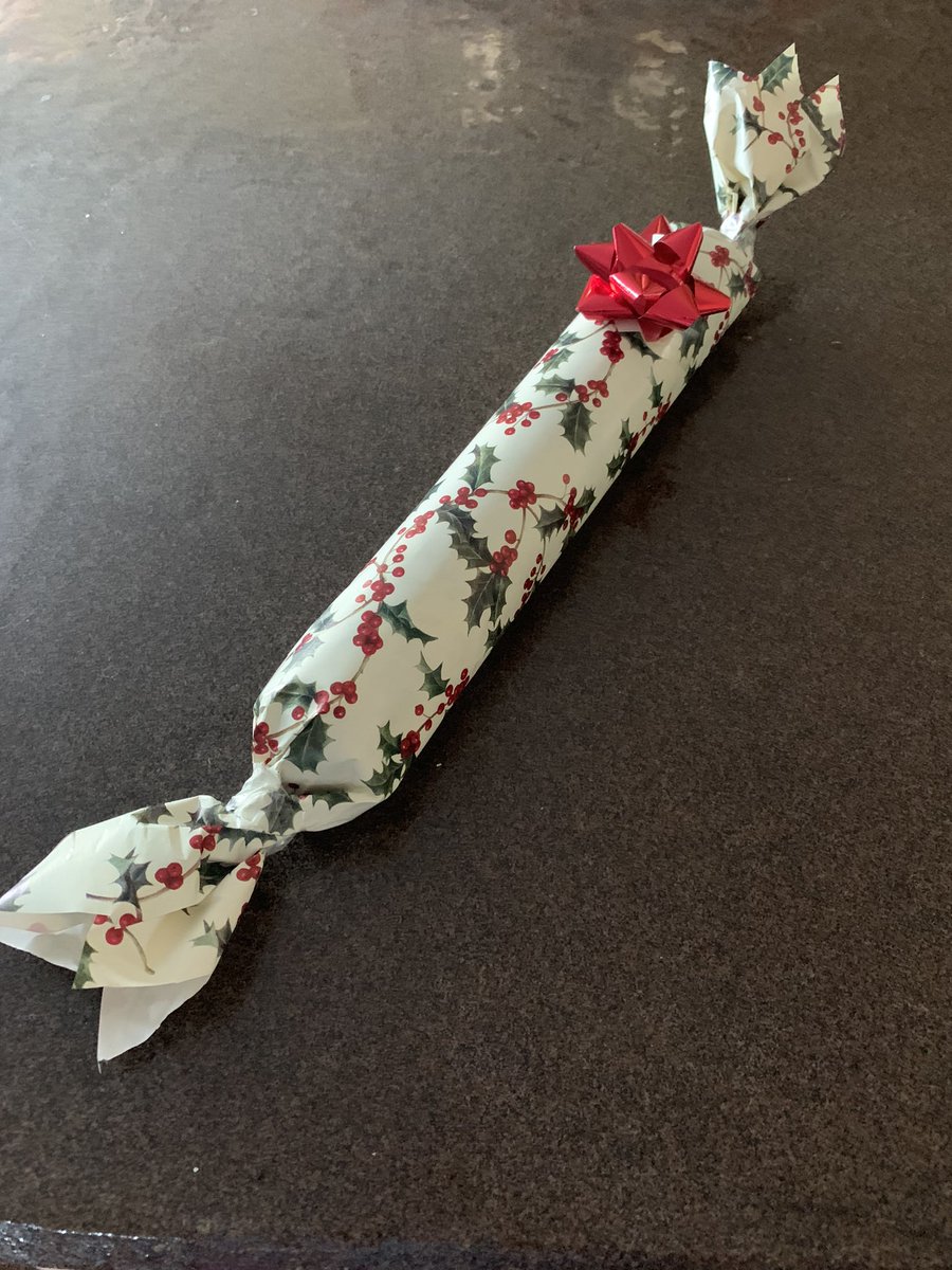 dawntabone's tweet photo. @HickoryFarms She’s gonna love it!  I wonder what it is?  #shelovesagoodsausage #itsyuuuuuuge #twopoundsofheaven #carefulwhatyouwishfor https://t.co/mEKVZFEcwr