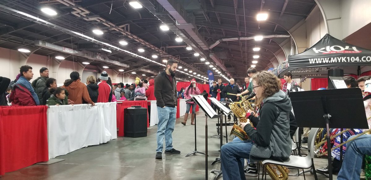 BrianneJGeorge1's tweet photo. Enjoying some great Christmas jazz with the Jazz Band at Christmas in the Park at Fark Park! @friscohighband @FHSBandBoosters https://t.co/RJUXTiLjyE