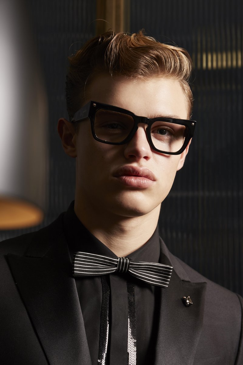 Dsquared2's tweet photo. #D2GiftGuide: have your holiday look on point. Everything festive you need at https://t.co/nQlOLR5asH https://t.co/gN2DZvIpTE