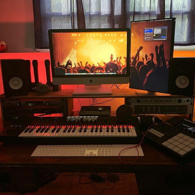NovyNova's tweet photo. Where I plan to spend 90% of my vacation. #musicproducer #studio #homestudio #maschine #kompletekontrol #uaudio #uaudioapollo #apollox4 #apollox6 https://t.co/oq6uKnnzGr https://t.co/OsCOjgk4AT