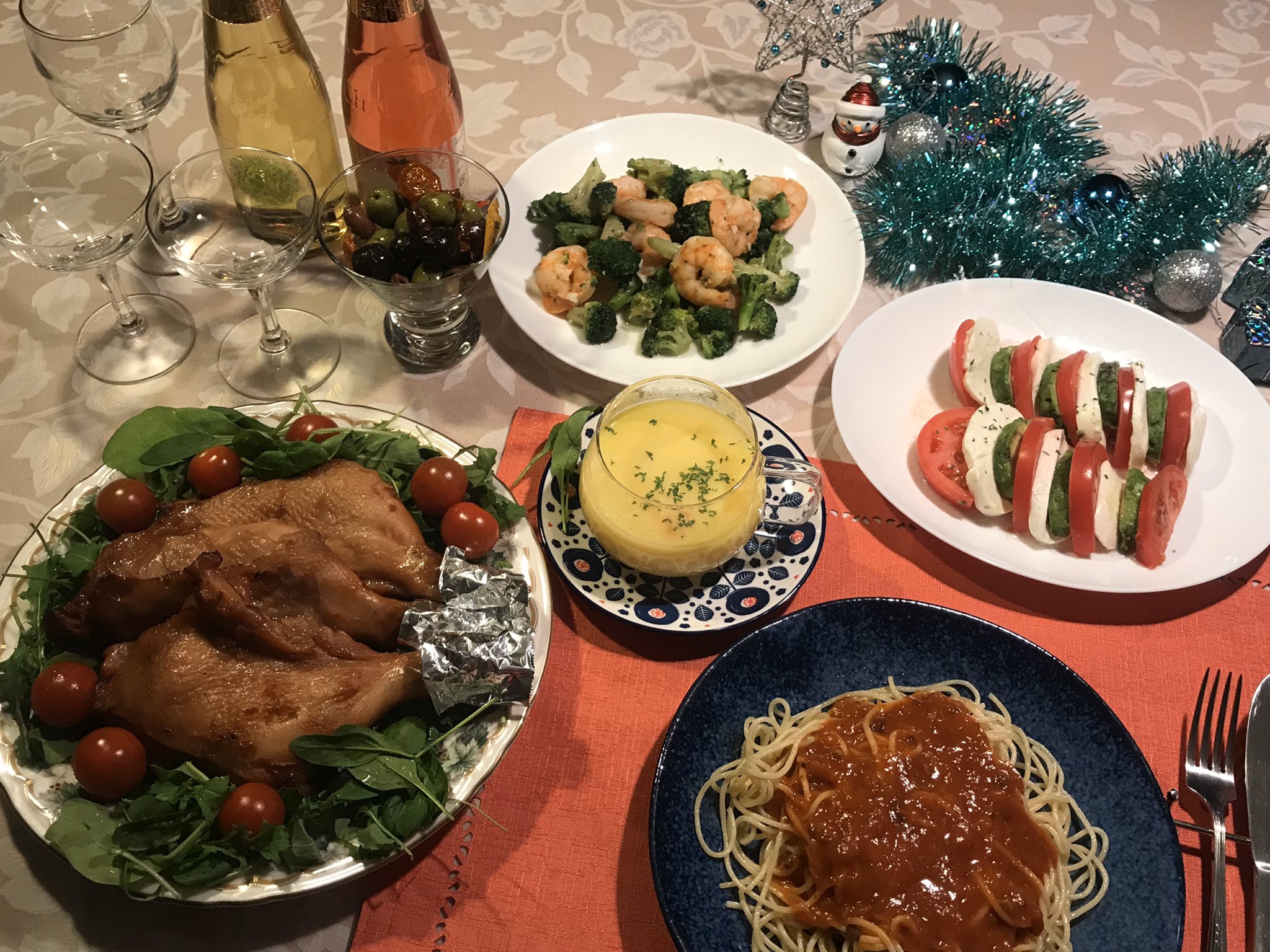 ココ おうちクリスマス クリスマス おうちクリスマスディナー チキン ミートソースパスタ エビとブロッコリーのガーリックソテー トマトとモッツァレラチーズとアボカドサラダ ミックスオリーブのマリネ コーンスープ カフェコムサのホール