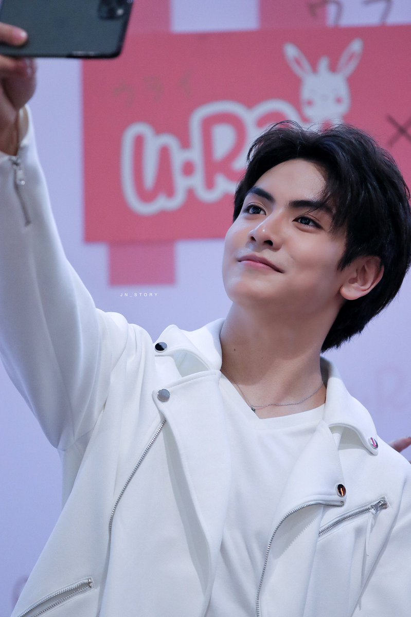 StoryJN's tweet photo. เซลฟี่~~

#ดราก้อนจุง
#URAIxTheSixMoonsxBEAUTRIUM https://t.co/IYyLUUOHz3