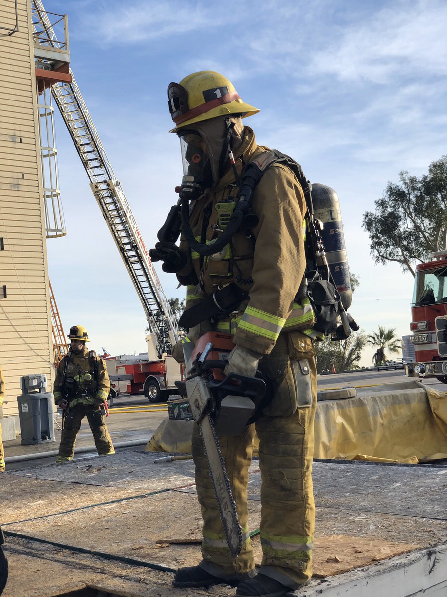 LAFDcentral's tweet photo. #Taskforce1 used there NAV time to drill on laddering, roof ops, engineer certification and master streams. “Train as if your life depends on it, because it does!” 📸CI Lievense 
#LAFDcentral #Battalion2 #Firestation1 #lincolnheights #FHMTC @JoinLAFD @LAFDtalk https://t.co/JgoMVH6uGa
