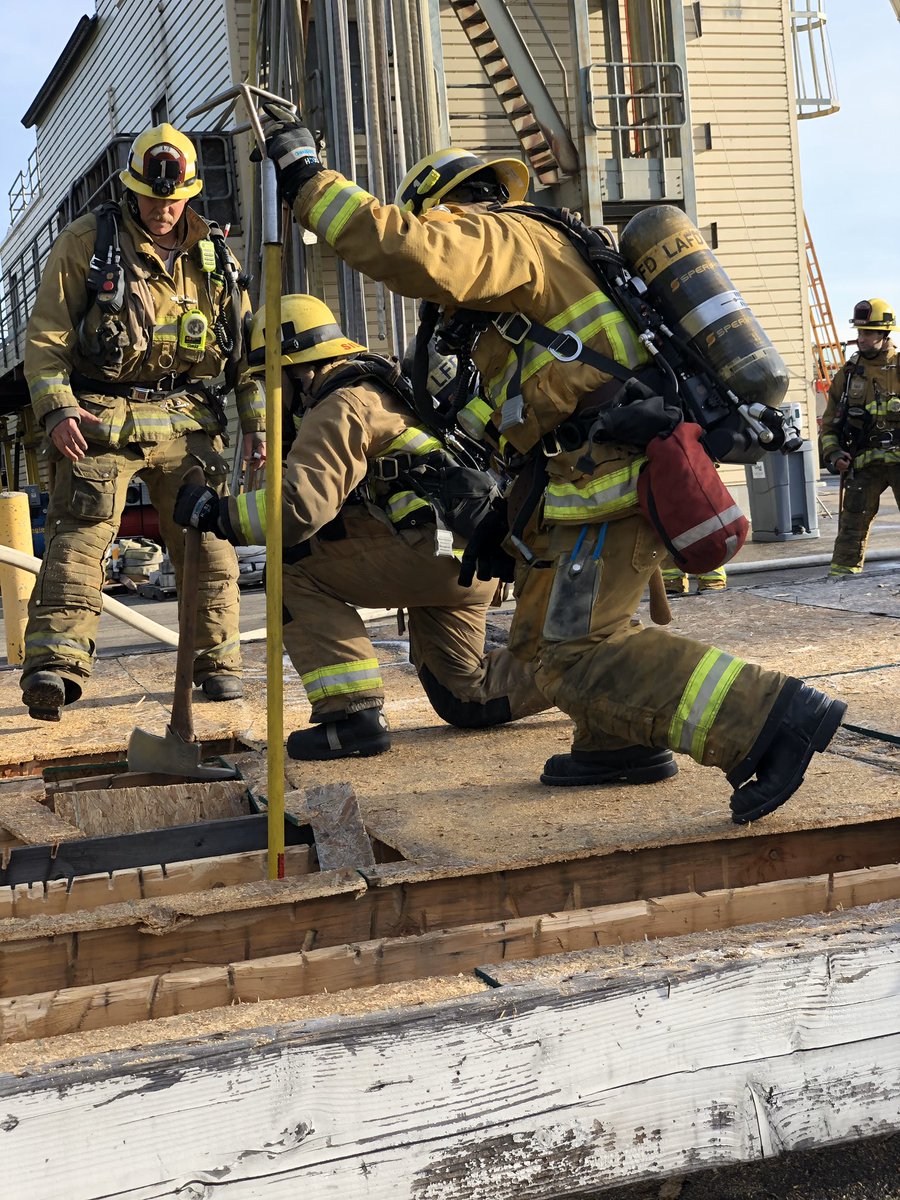 LAFDcentral's tweet photo. #Taskforce1 used there NAV time to drill on laddering, roof ops, engineer certification and master streams. “Train as if your life depends on it, because it does!” 📸CI Lievense 
#LAFDcentral #Battalion2 #Firestation1 #lincolnheights #FHMTC @JoinLAFD @LAFDtalk https://t.co/JgoMVH6uGa