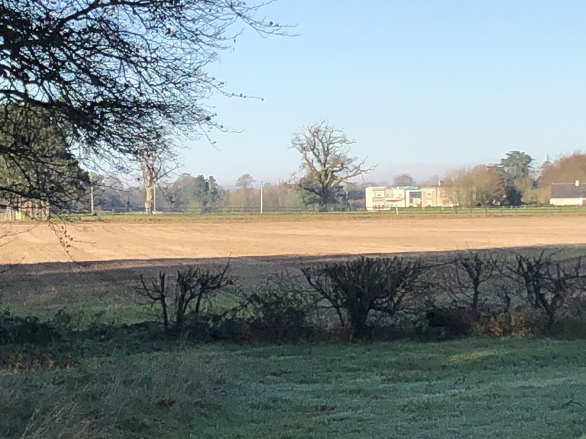 Toegangspoort en gebouw in de verte waar Hidde zijn stage heeft gelopen (Ierland). Ik ken slechtere plekken!