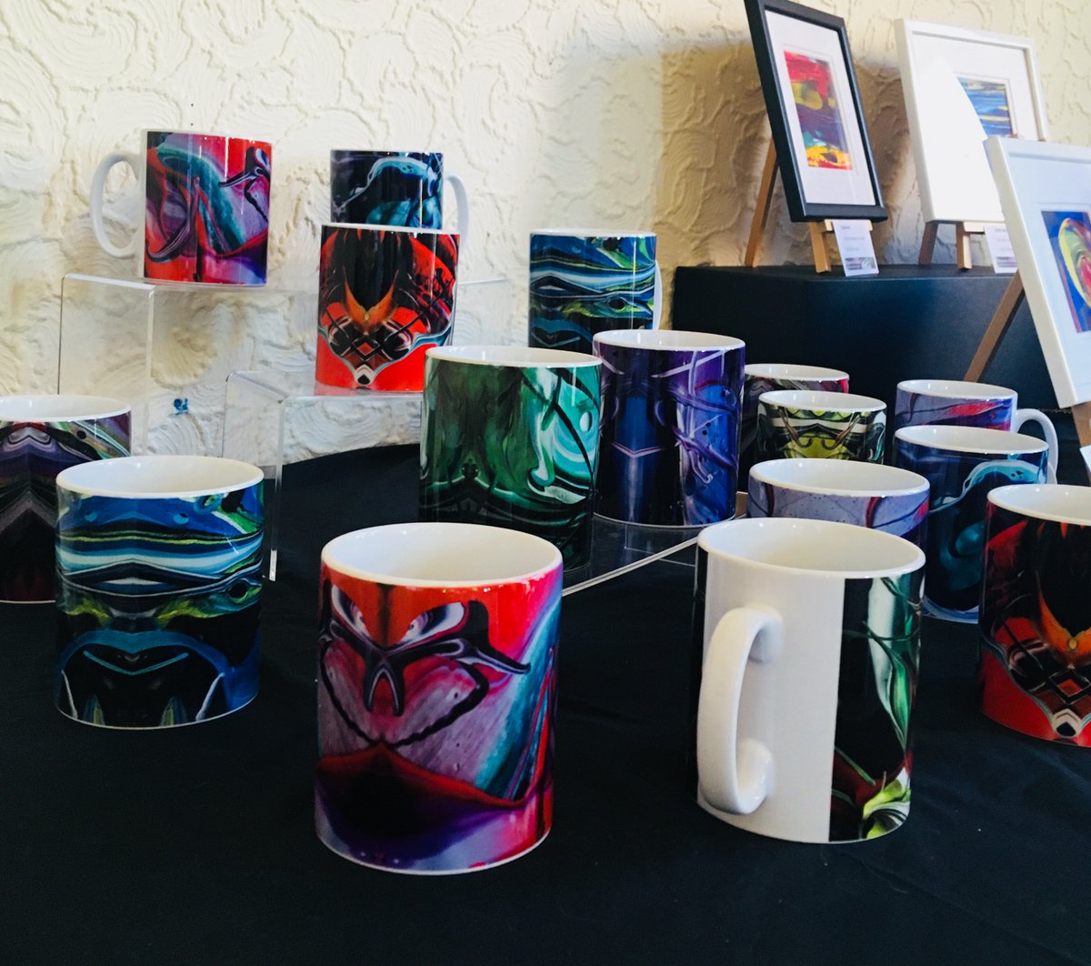 OpenStudios_WR's tweet photo. Need last minute gift inspiration? Visit @partinart  Christmas pop-up shop &amp; gallery at Worcester Hopmarket for a range of beautiful, original gifts created by local makers including #WorcsOS artists @carolin04751078 &amp; Cherrie Mansfield. Open until 5 today and from 10 tomorrow. https://t.co/BxhFQSs5Kr
