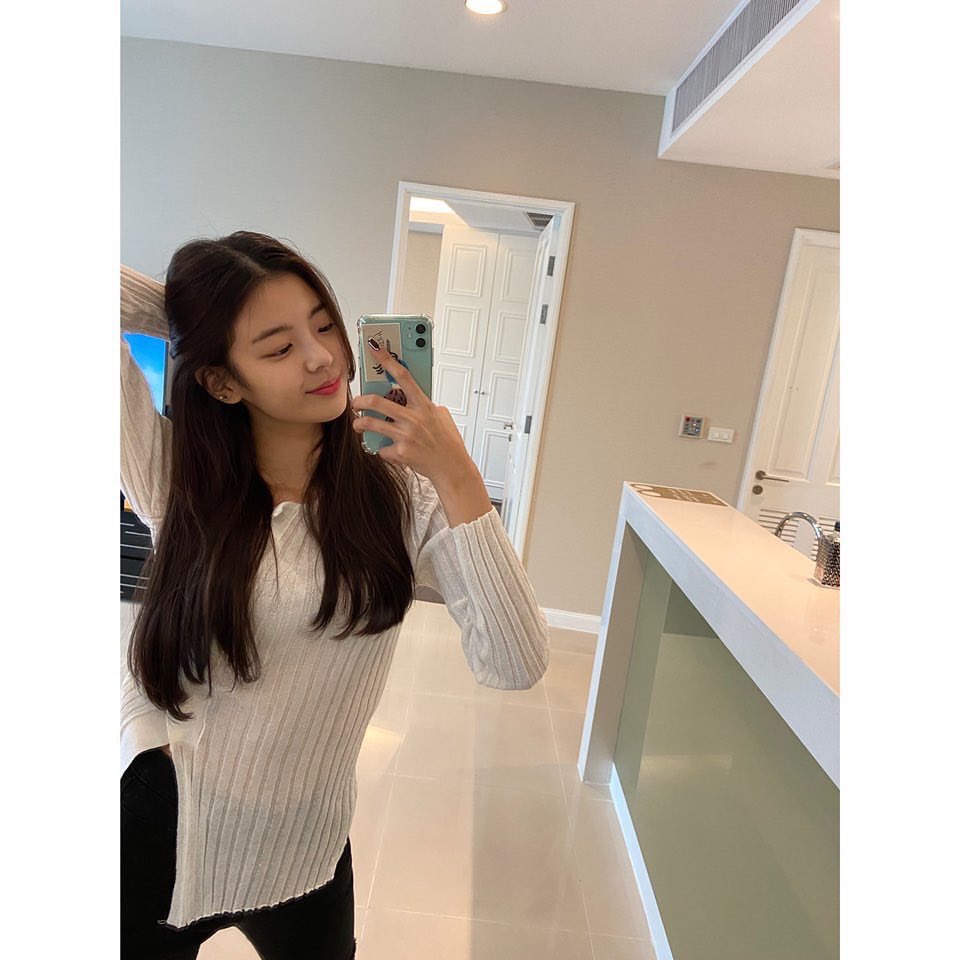 LiaBrasiI's tweet photo. [#LIAGRAM] 21.12.19 - Atualização da Lia no Instagram oficial. (1/3)

"MIDZY, nós pousamos em segurança em Bangkok 🥰🥰
Voltaremos depois de nos sairmos bem no showcase de hoje."

#ITZYSHOWCASEinBKK #있지 #ITZY #리아 #LIA https://t.co/7lM1qGjLNd