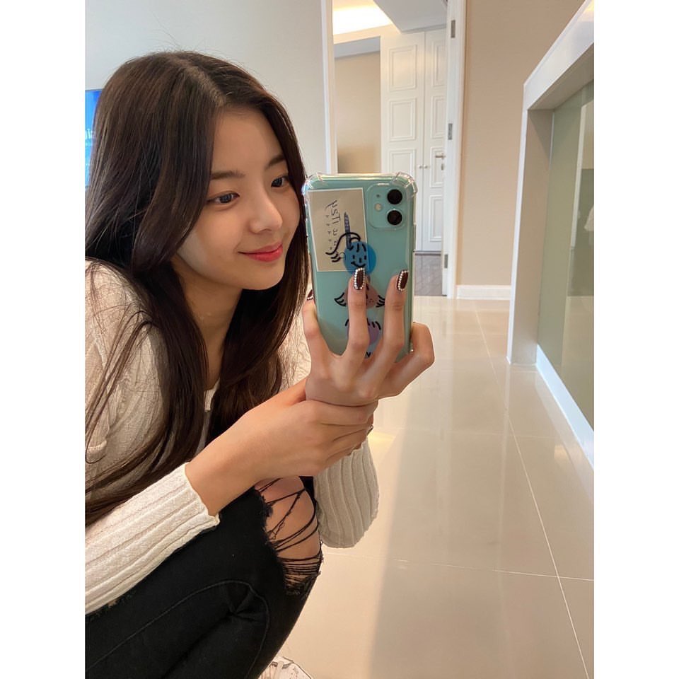 LiaBrasiI's tweet photo. [#LIAGRAM] 21.12.19 - Atualização da Lia no Instagram oficial. (1/3)

"MIDZY, nós pousamos em segurança em Bangkok 🥰🥰
Voltaremos depois de nos sairmos bem no showcase de hoje."

#ITZYSHOWCASEinBKK #있지 #ITZY #리아 #LIA https://t.co/7lM1qGjLNd