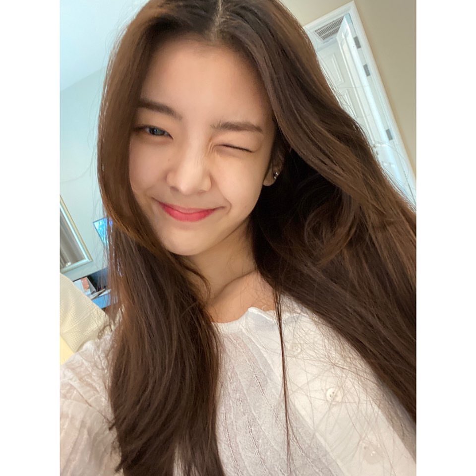 LiaBrasiI's tweet photo. [#LIAGRAM] 21.12.19 - Atualização da Lia no Instagram oficial. (2/3)

"MIDZY, nós pousamos em segurança em Bangkok 🥰🥰
Voltaremos depois de nos sairmos bem no showcase de hoje."

#ITZYSHOWCASEinBKK #있지 #ITZY #리아 #LIA https://t.co/6cskMuB8U4