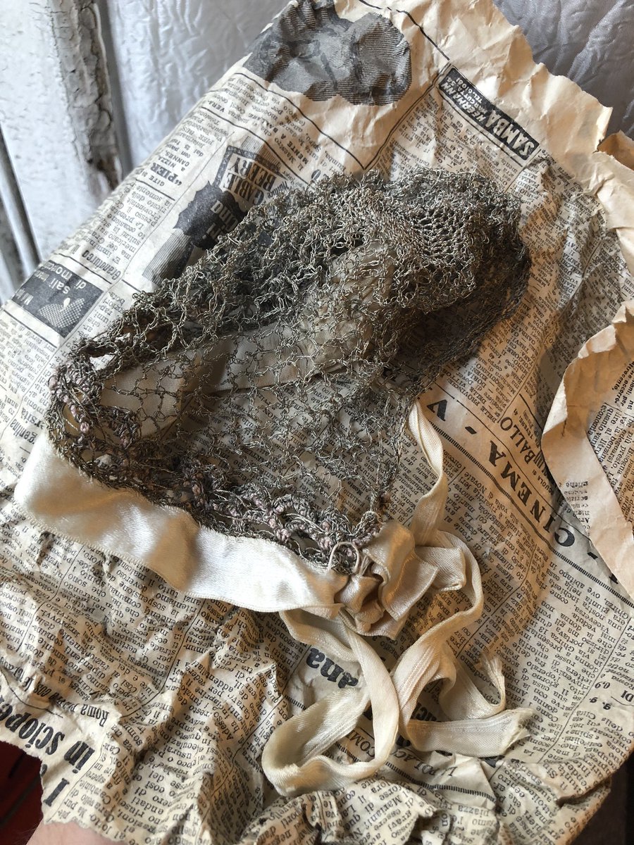 UnNomeACaso's tweet image. Colleagues in #TextileConservation and experts in #fashionhistory any ideas on dating this handbag and what I believe is hairnet (or a very uncomfy baby bonnet!)?