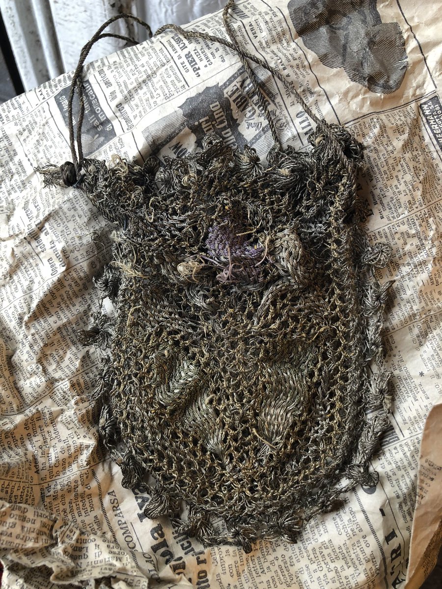 UnNomeACaso's tweet image. Colleagues in #TextileConservation and experts in #fashionhistory any ideas on dating this handbag and what I believe is hairnet (or a very uncomfy baby bonnet!)?